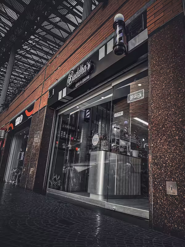 Herramientas profesionales de barbería - navaja, tijeras y máquina Barbería Buddhas Caracas