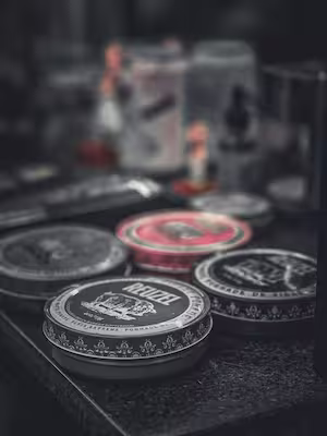 Estación de trabajo con herramientas de barbería premium