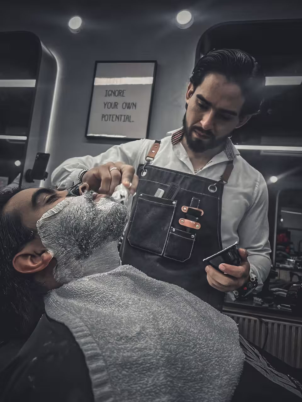 Servicio de afeitado clásico con navaja en Barbería Buddhas Cuts and Shaves Caracas